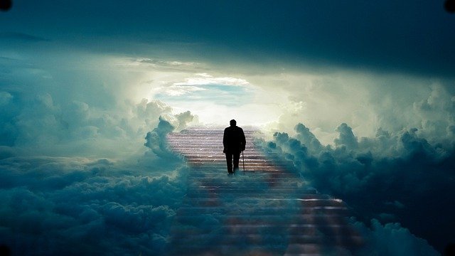 Vieil homme escalier vers le ciel
