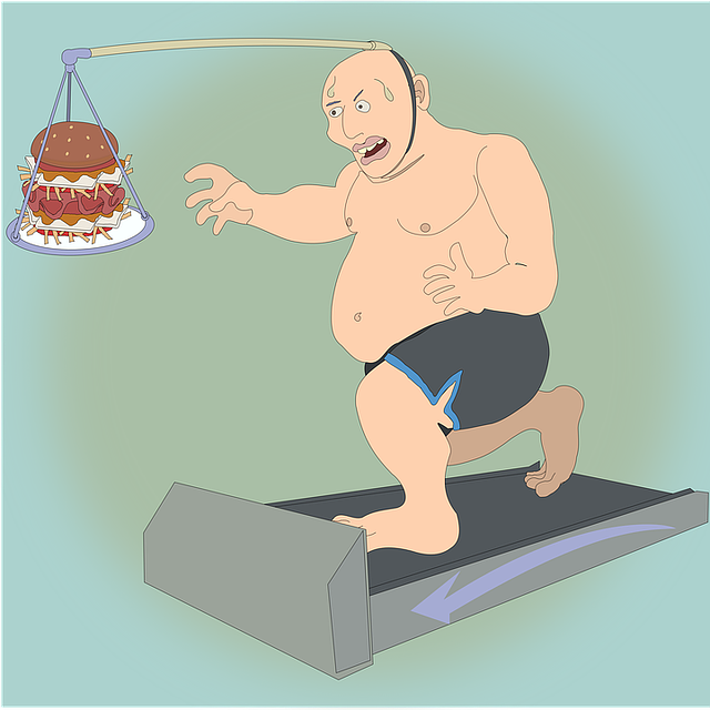 Homme sur un tapis de marche avec un gâteau devant