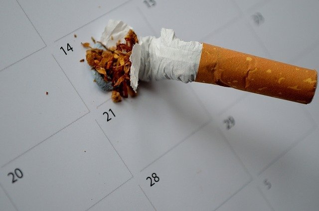 calendrier et cigarette écrasée