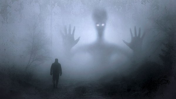 extra terrestres dans la brume