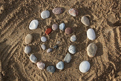 Pierres zen sur le sable