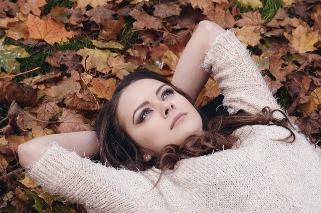 femme allongée perdue dans ses pensées