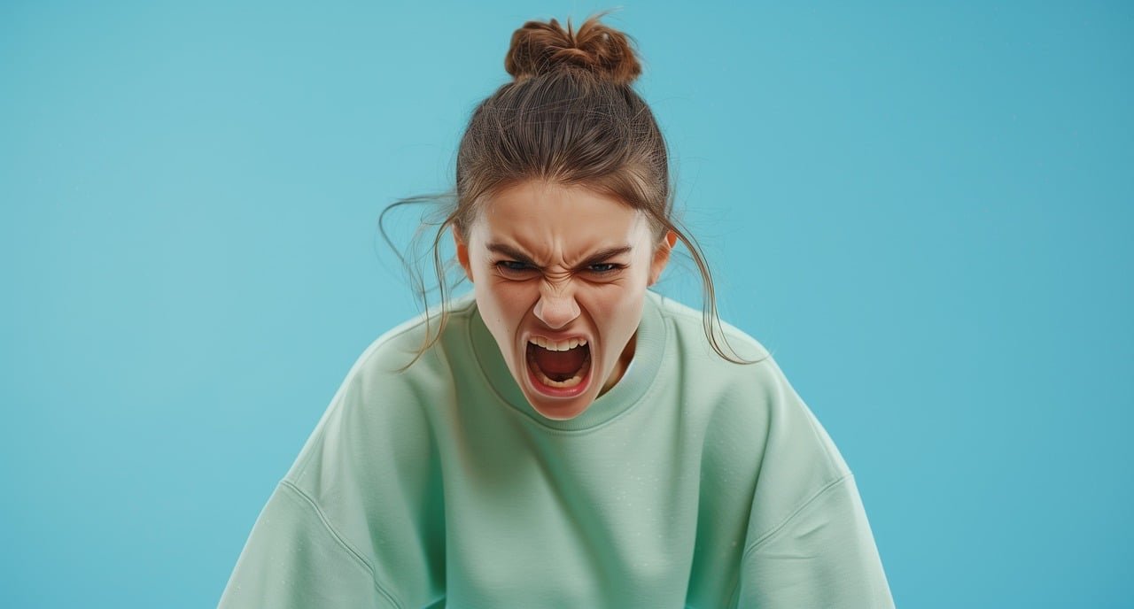 Fille en colère. Emotion qui explose