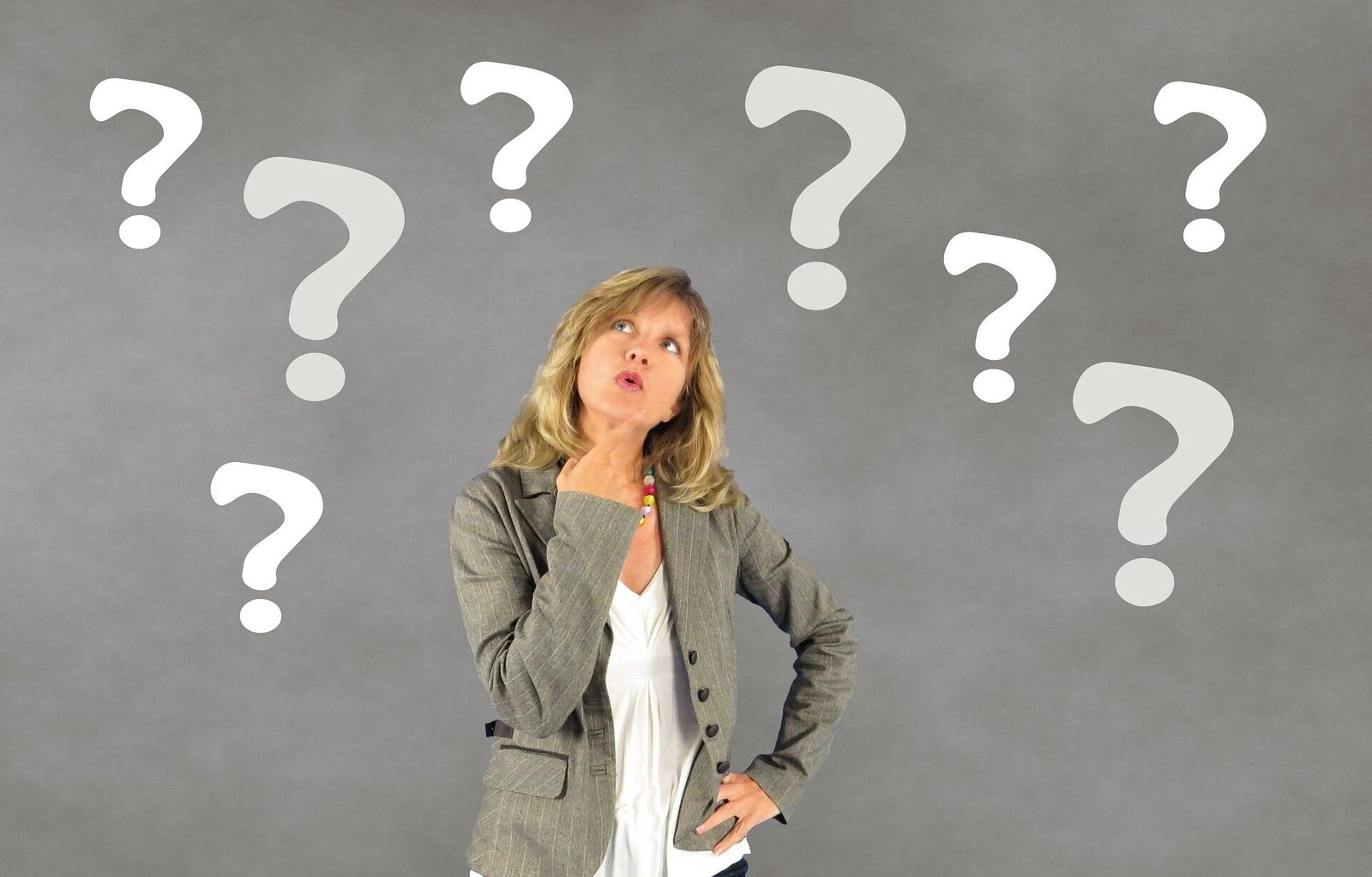 naviguer entre la pensée consciente et le subconscient. Femme qui réfléchie