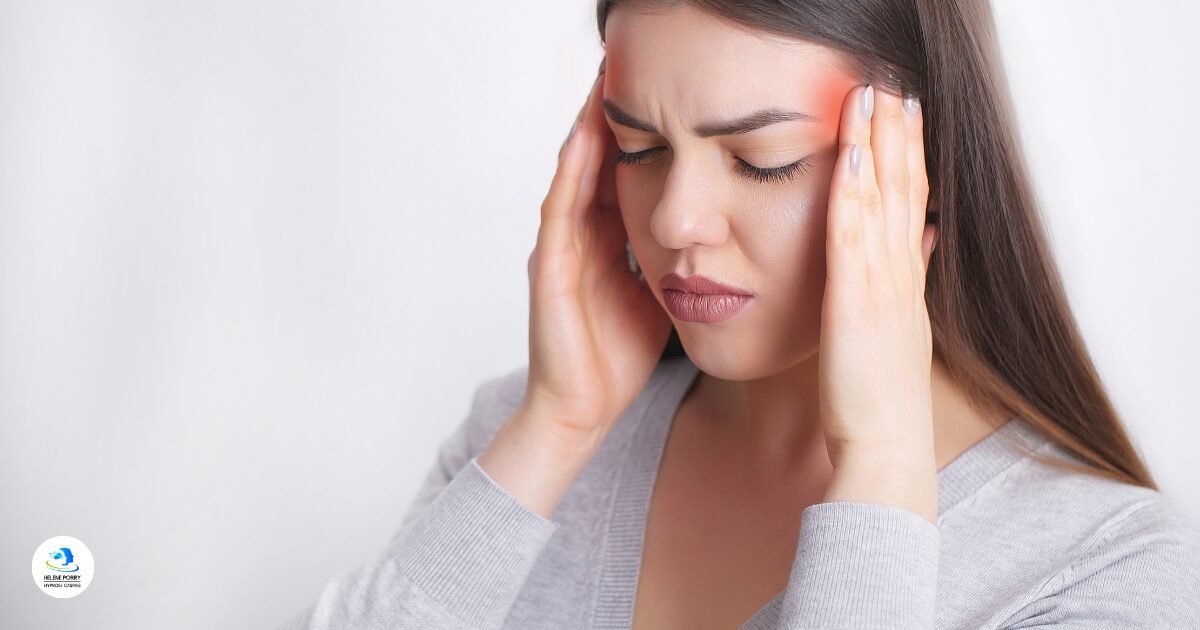 Femme se tenant la tête avec une douleur. Lien entre émotion et symptôme