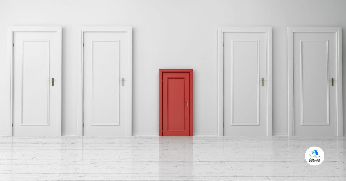 De grandes portes blanches et au centre une petite porte rouge représentant la régression à la cause