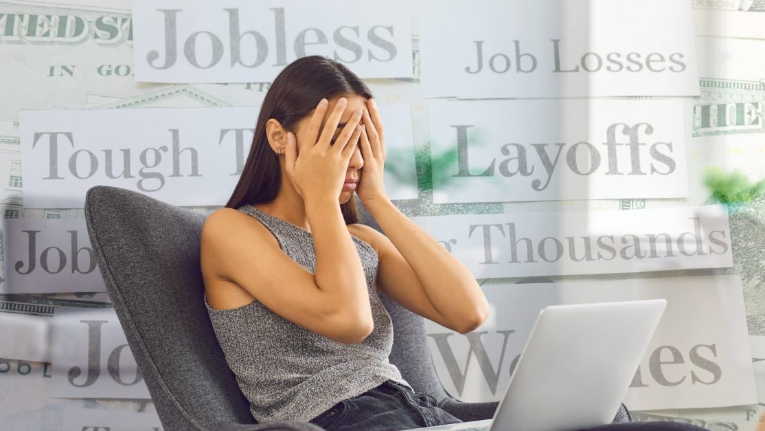 Femme assise derrière un bureau les mains sur le visage symbolissant l'inpact des émotionnels des licenciements sur les dirigeants
