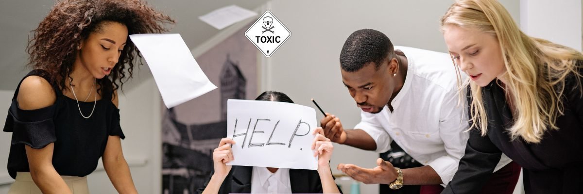 illustration sur le travail toxique : personne derrière un paier avec "HELP" écrit et ce faisant harcelé par des collègues et le mot “Toxique” sur son ordinateur