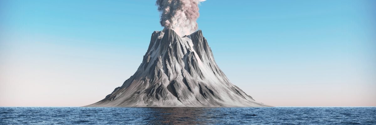 Un volcan fumant se dresse au milieu de la mer, son sommet laisse échapper une fumée sombre tandis que l’eau et le ciel restent calmes. Une métaphore visuelle de la colère intérieure qui bouillonne sous une apparence paisible."