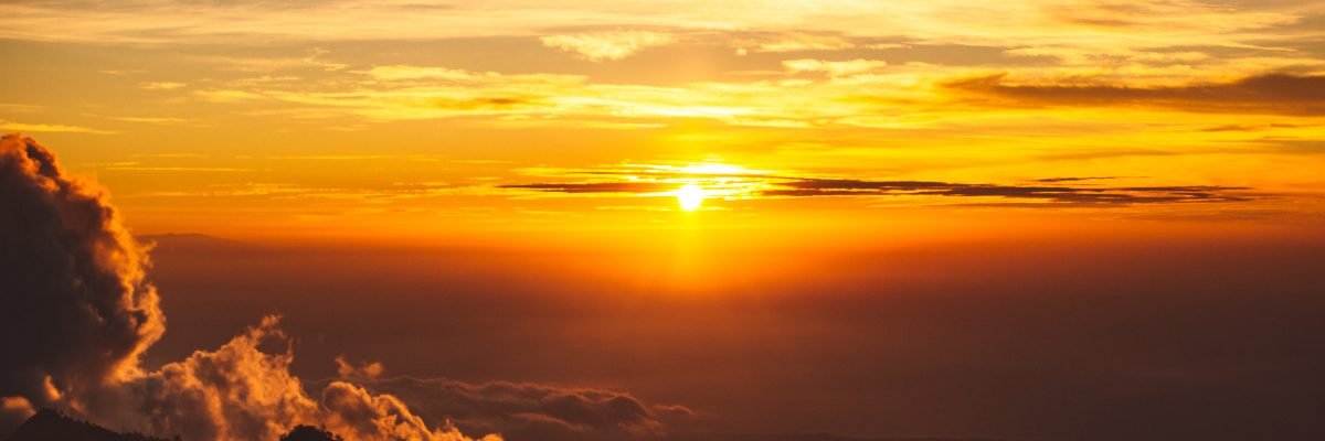 Coucher de soleil au-dessus des nuages inspirant l’élévation, la sérénité et la beauté de la vie.