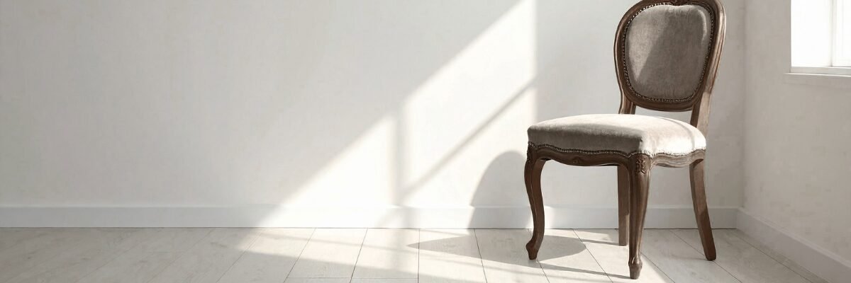 Chaise de Gestalt en bois, placée à droite sur un fond clair, utilisée en thérapie pour la réflexion et le dialogue intérieur.