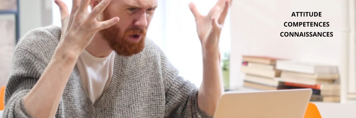 Homme assis derrière son bureau, bras levés de frustration devant son ordinateur, avec les mots « Attitude, Compétences, Connaissances » flottant sur le coté, illustrant l’impact des collègues dysfonctionnels sur l’énergie et la santé mentale au travail.