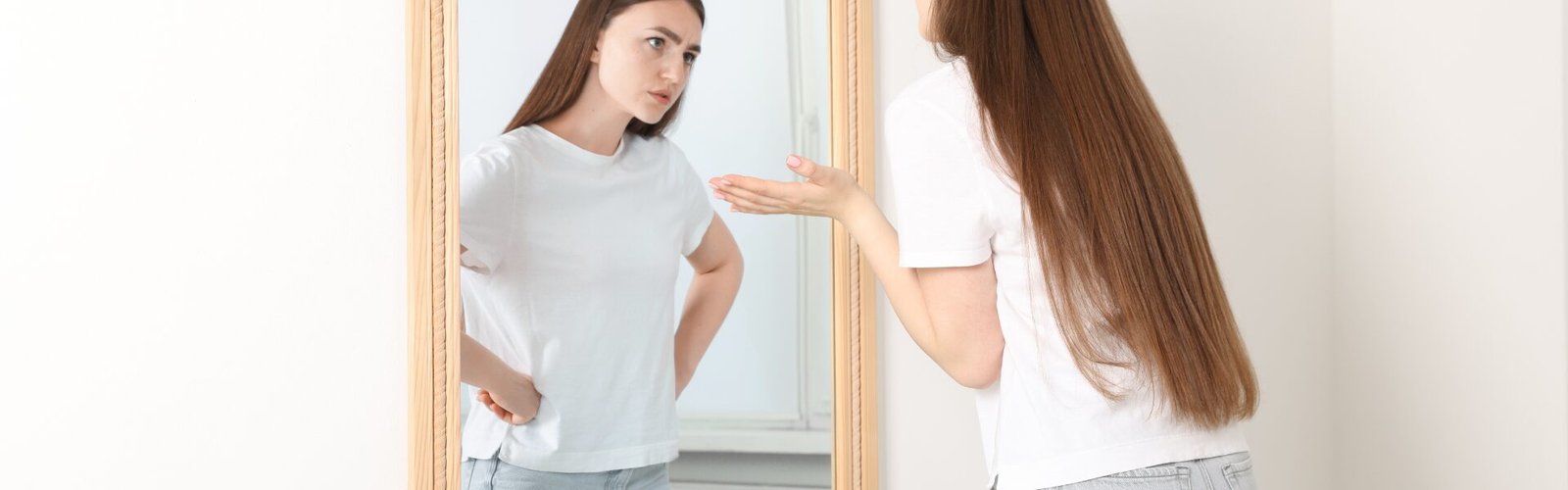 Jeune fille devant un miroir, symbolisant le jugement de soi.