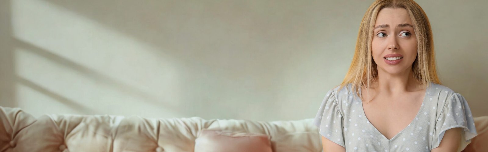 la peur d’être heureux, Femme assise partagée entre joie et inquiétude, illustrant les émotions contradictoires liées au bonheur.