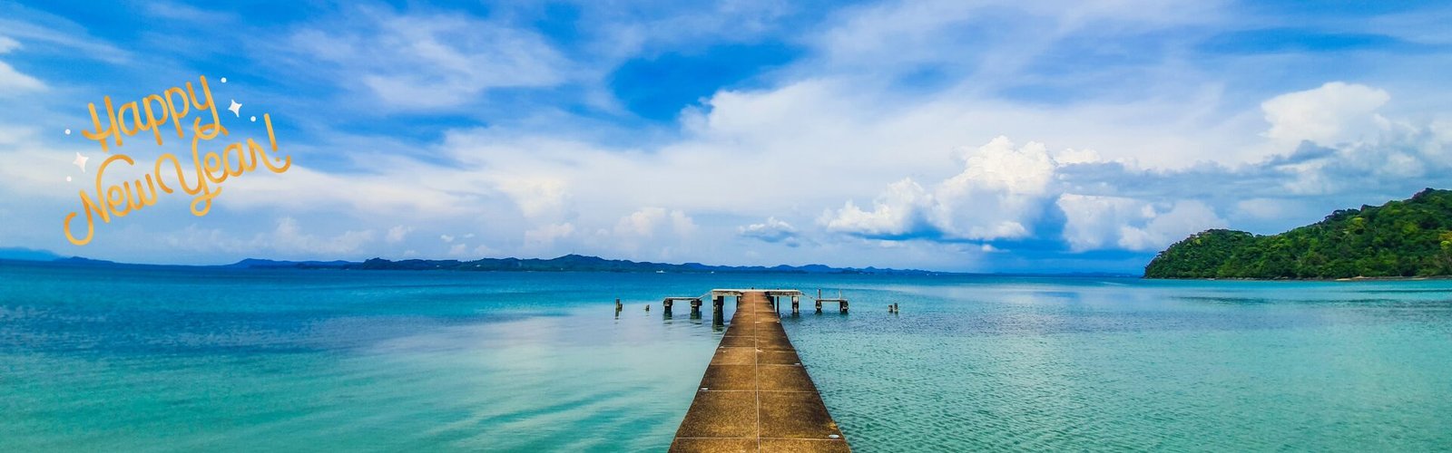Paysage zen avec eau turquoise et ciel bleu, un pont guidant le regard vers l’horizon, sérénité et calme, avec « Happy New Year » sur le côté gauche