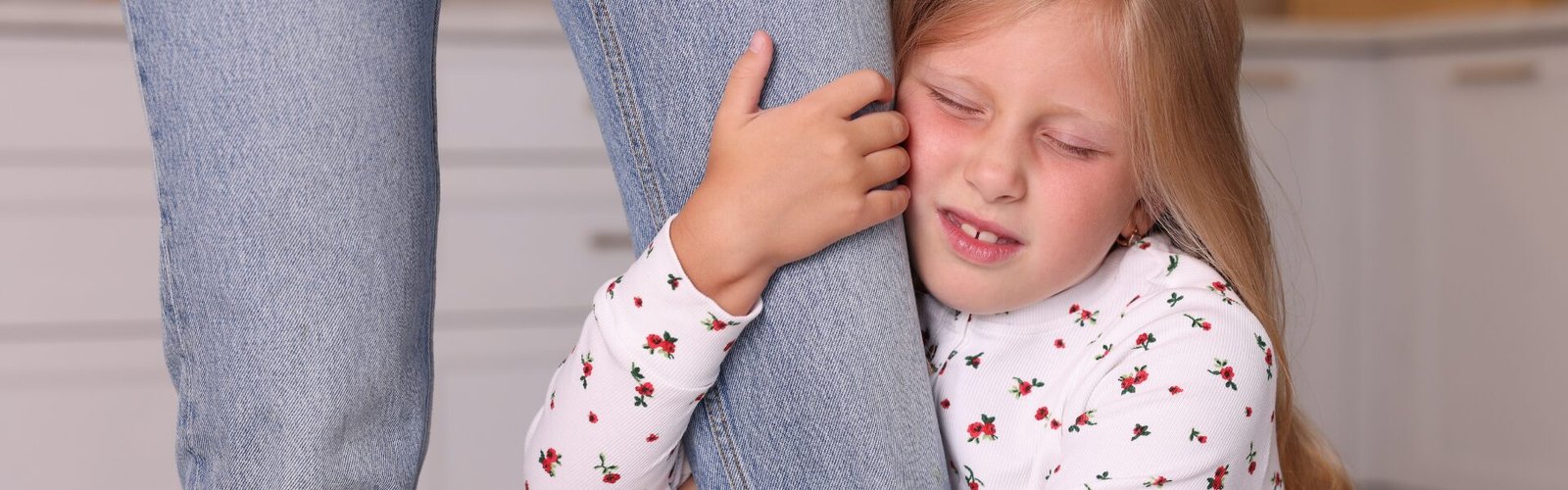 Enfant s’accrochant à un adulte, illustration de la peur de l’abandon et de l’attachement