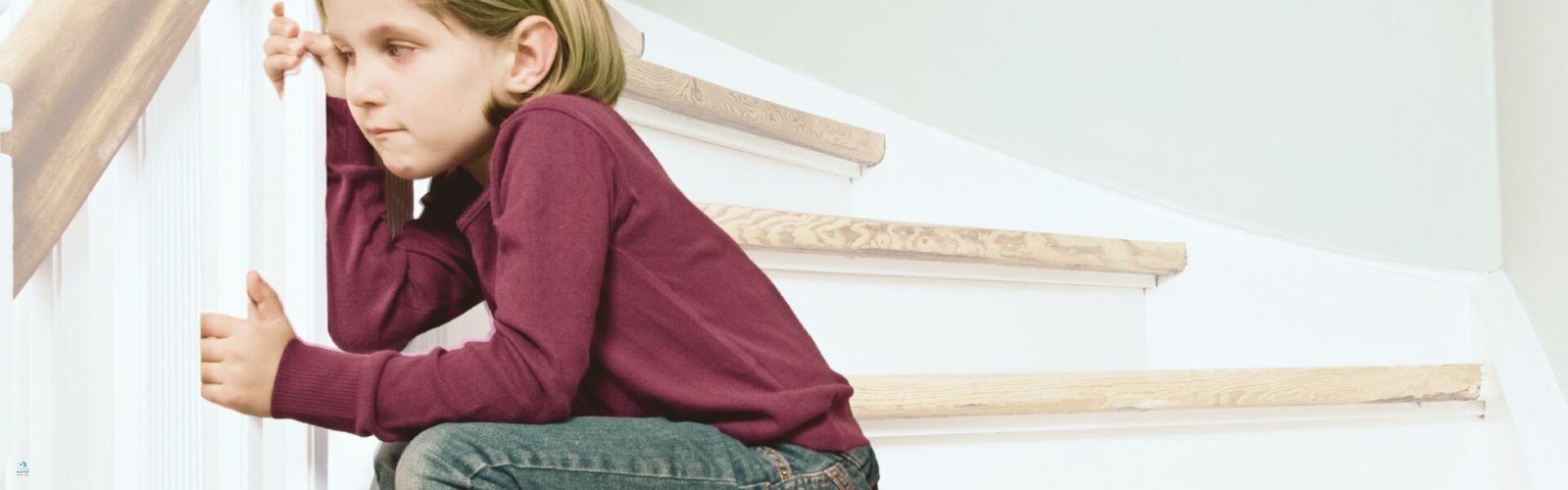 Enfant assis seul dans un escalier, pensif, illustrant la peur de l’abandon chez l’enfant et le vécu émotionnel intérieur.