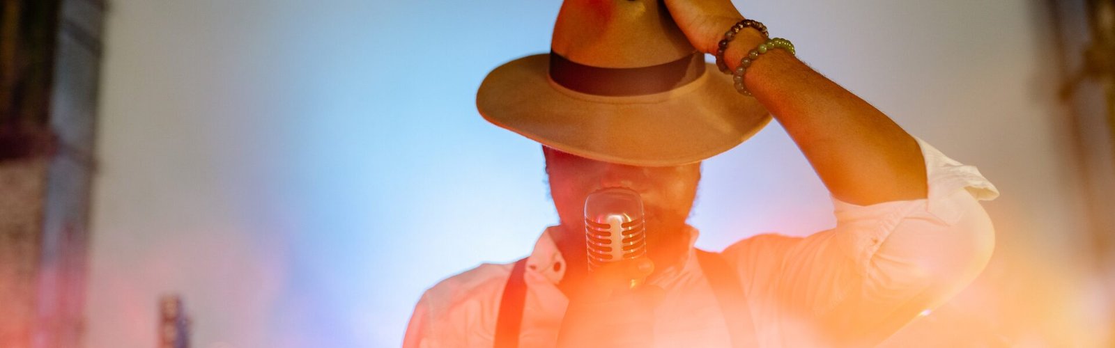 Chanteur seul sur scène sous un éclairage doux, illustrant la peur de faire face au public