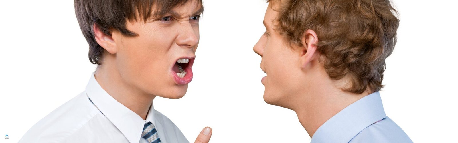 Deux hommes en costume se font face dans une discussion tendue, illustrant le besoin d’avoir raison dans un conflit verbal.