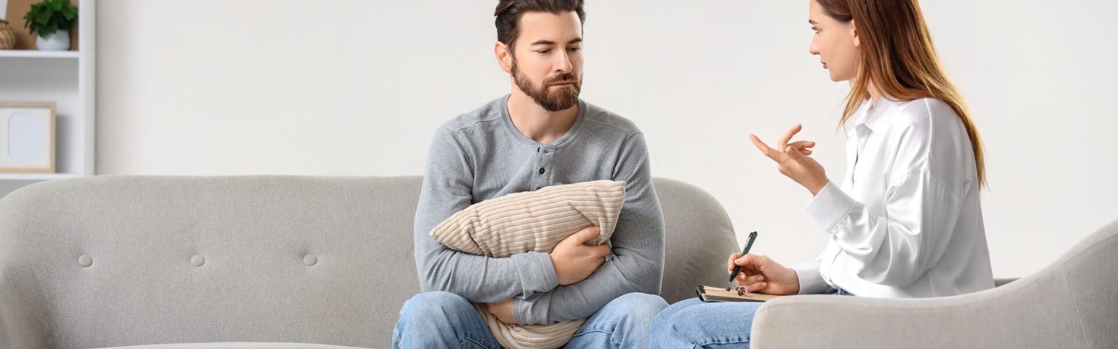 Personne en entretien avec une praticienne dans un cadre d'accompagnement thérapeutique.