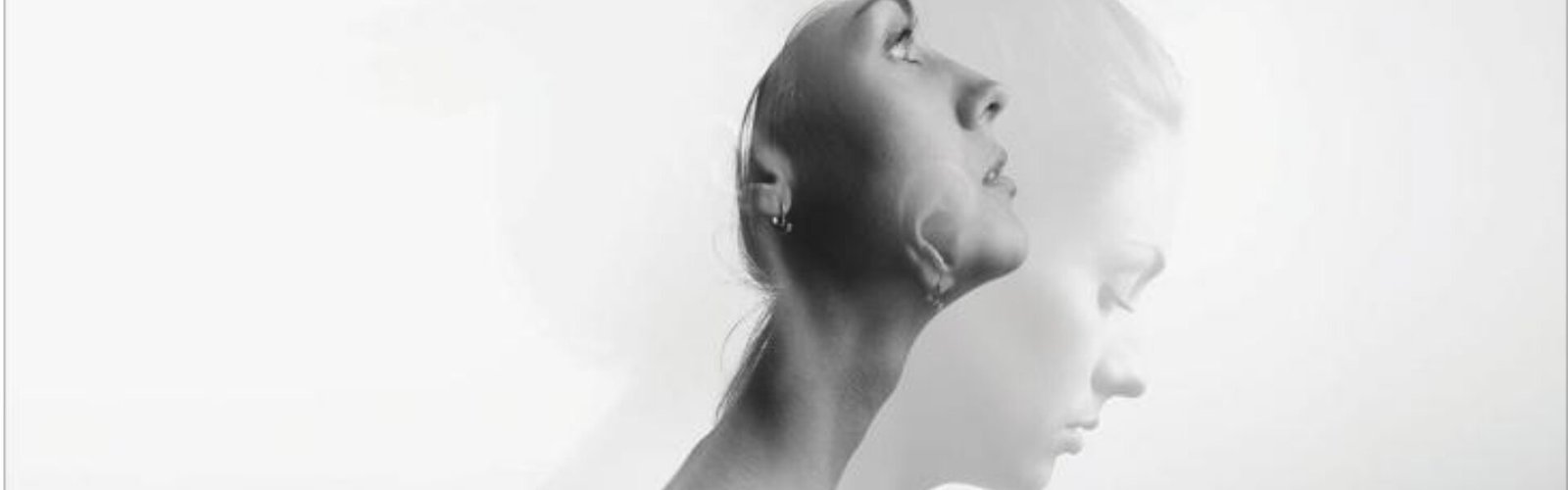 Portrait d’une femme en double exposition, avec deux silhouettes légèrement superposées.