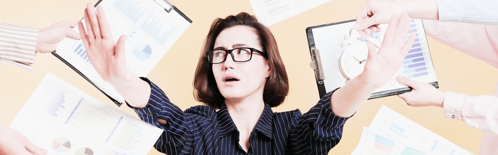 Femme débordée par les tâches et sollicitations du quotidien