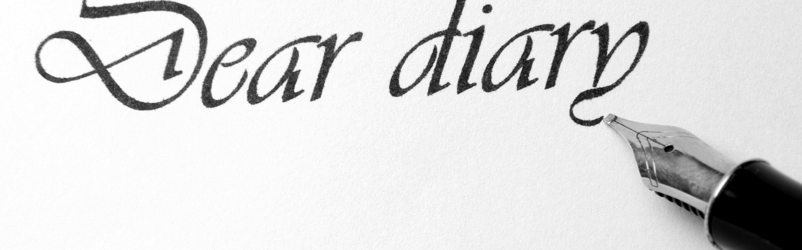 Page blanche d’un journal avec un stylo et les mots « Dear Diary »